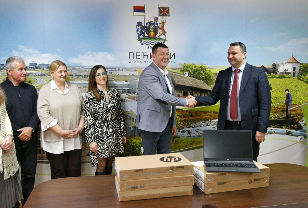 Slobodan Košutić, direktor kompanije Sunoko, Siniša Đokić, predsednik opštine Pećinci i direktori osnovnih škola u Pećincima